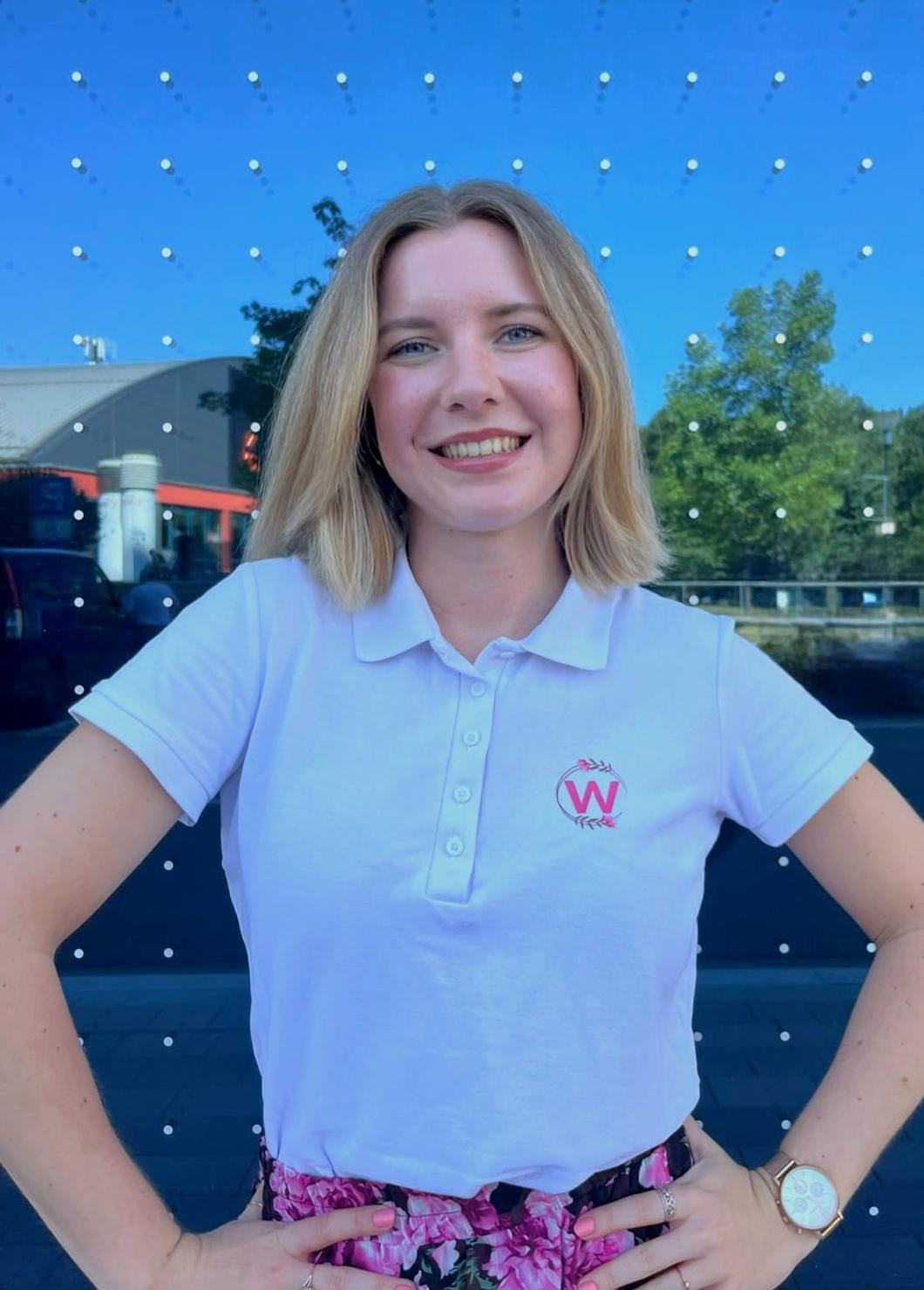 Julia Pashchenko im Womensurance-Poloshirt vor dem Büro